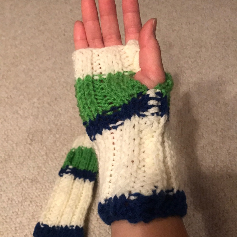 ⚽️🏈❄️Seattle Sounders FC or 🏈Seattle Seahawks:hand knit fingerless gloves